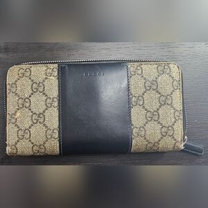 AUTHENTIC Gucci Supreme Zip Beige and Black Wallet